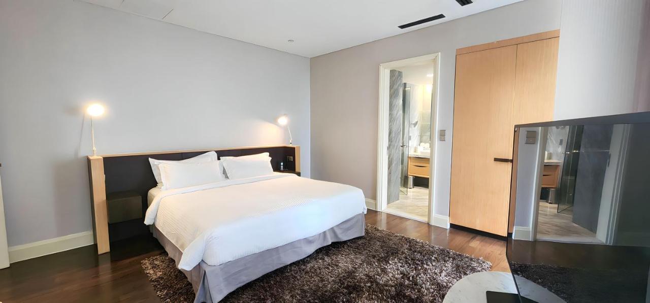 Ascott Raffles Place Singapur Exterior foto A bedroom at the hotel