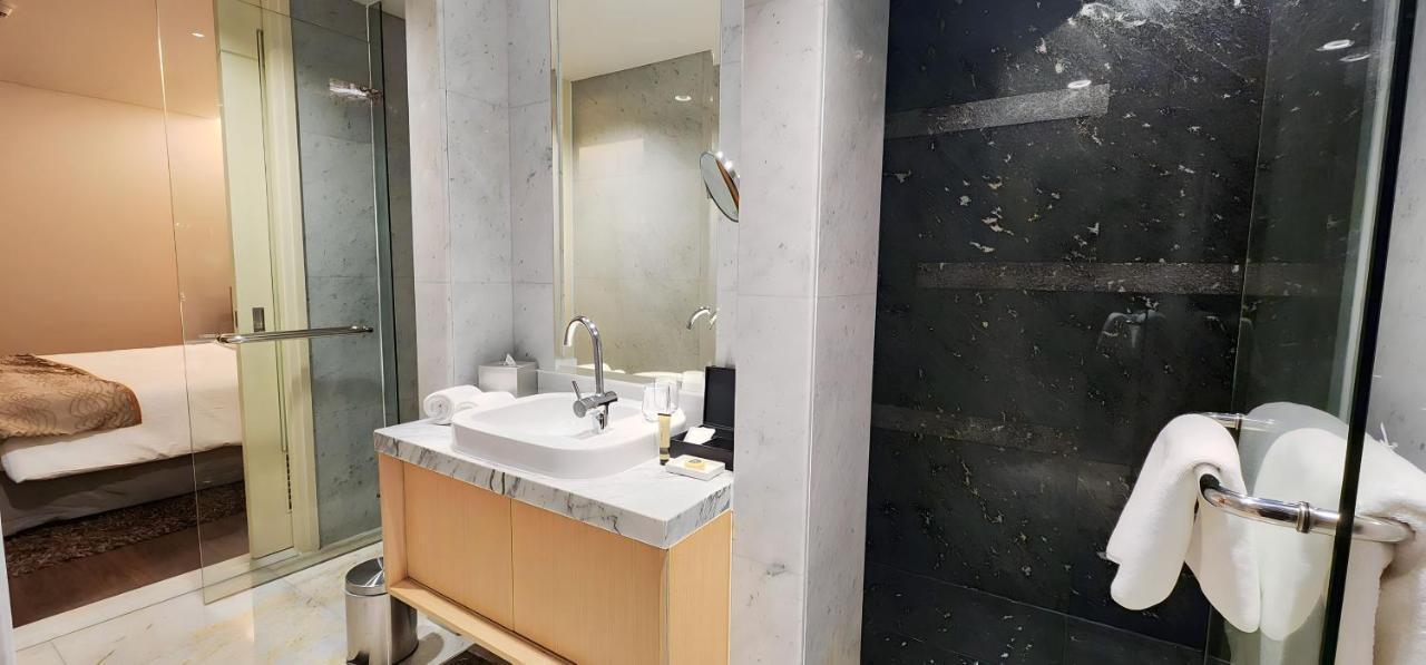 Ascott Raffles Place Singapur Exterior foto Bathroom