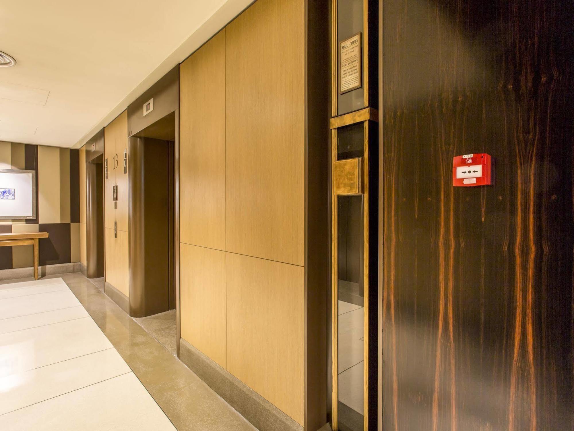 Ascott Raffles Place Singapur Exterior foto A fire alarm in a hotel