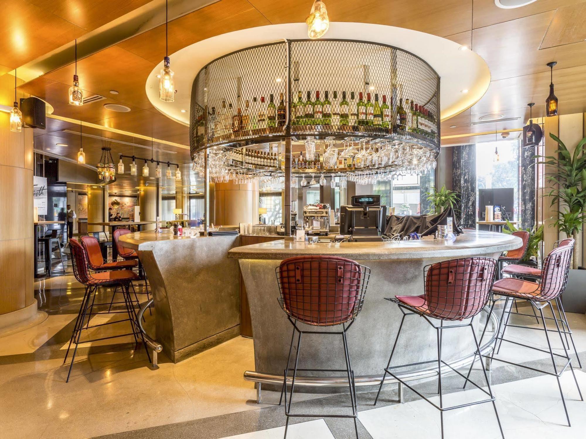 Ascott Raffles Place Singapur Exterior foto The bar at the restaurant