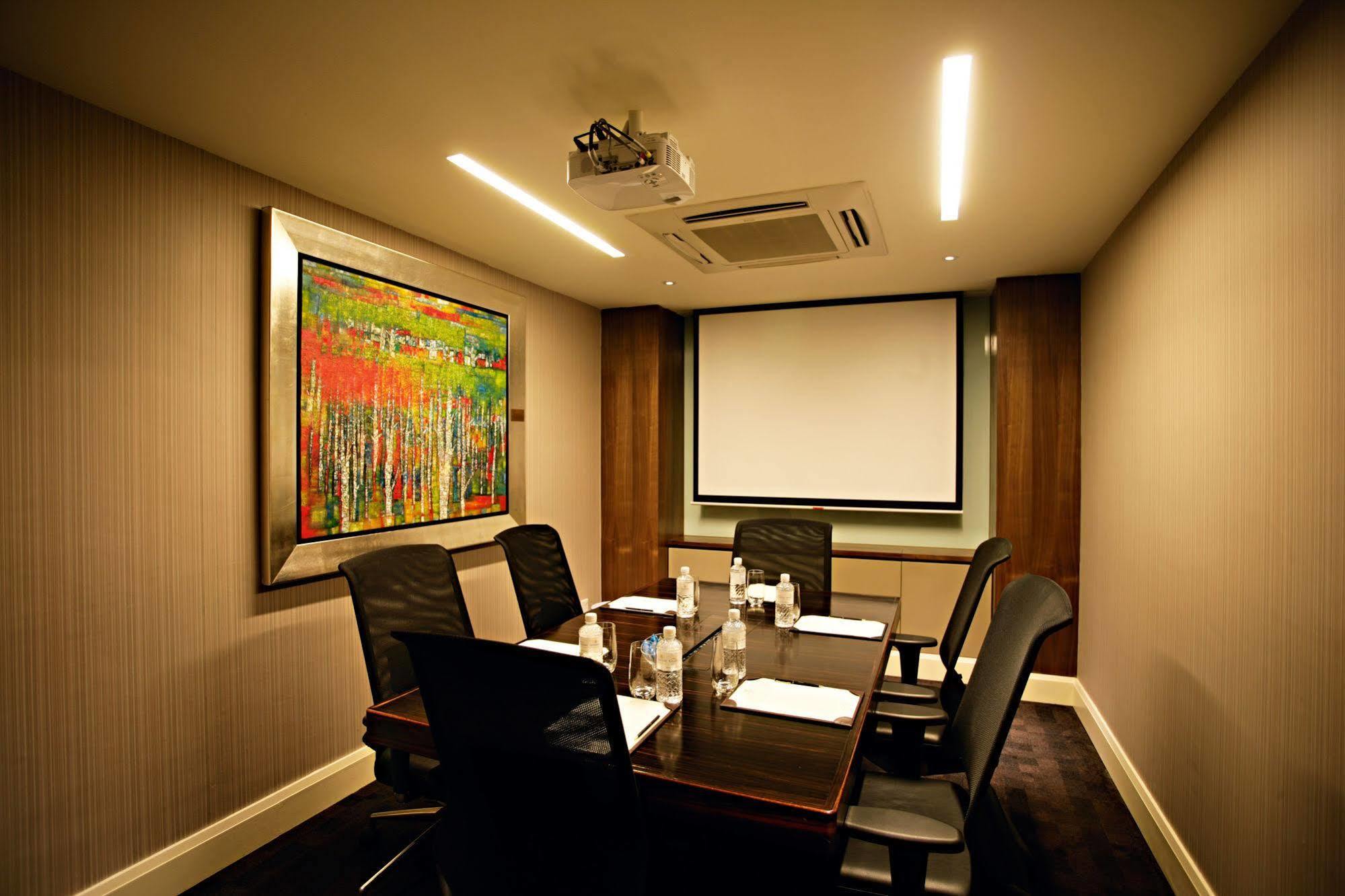 Ascott Raffles Place Singapur Exterior foto A meeting room at the London Marriott Grand Ballroom